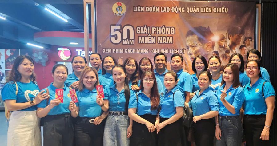 La Federacion Laboral del Distrito de Lien Chieu celebro una pelicula "Tunnel - Sun in the Dark" para atender a mas de 200 funcionarios sindicales de sindicatos de base en el distrito. Foto: Tra Van