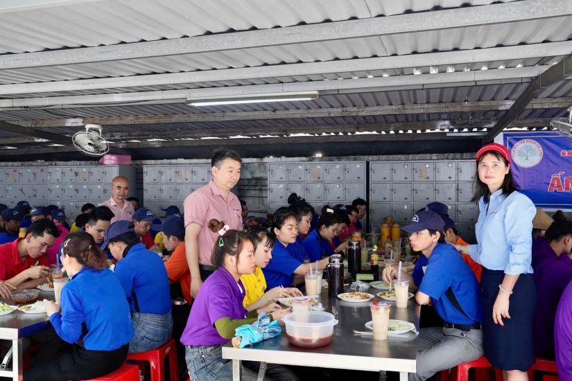 El almuerzo de la Union en la empresa de tecnologia de puertas de Asia. Imagen: El peso