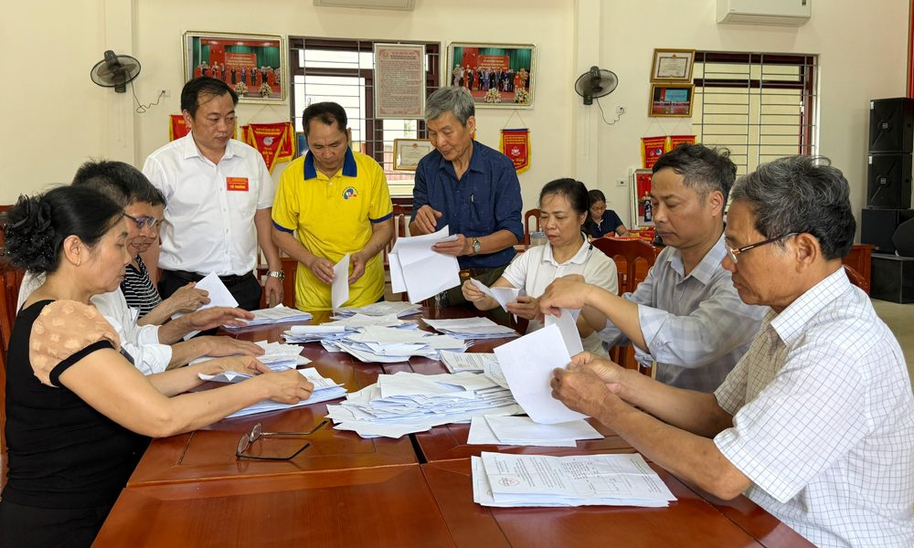 Members of the Group collecting opinions from Phu My 1 Residential Group, Dinh Ke Ward (Bac Giang City) conducted the vote counting. Photo: Bac Giang Portal