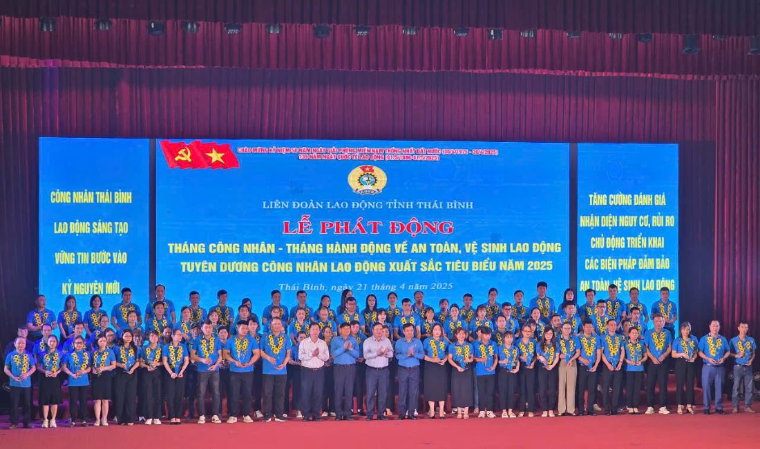 Comrade Phan Van Anh - Vice President of the Vietnam General Confederation of Labor and Thai Binh Provincial Party Secretary Nguyen Khac Than, together with leaders of the Vietnam Fatherland Front Committee and the Provincial Federation of Labor, commended 95 outstanding and outstanding workers and laborers. Photo: Nam Hong