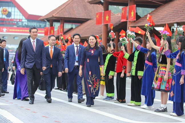 Nguyen Thi Thu Ha, Comisionada Central del Partido, Subsecretaria Permanente del Comite del Frente Patriotico, las organizaciones centrales, Vicepresidenta y Secretaria General del Comite Central del Frente Patriotico de Vietnam y su delegacion viajaron a China para visitar y trabajar. Imagen de la ciudad de Quang Vinh
