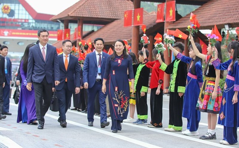 Ms. Nguyen Thi Thu Ha, member of the Party Central Committee, Permanent Deputy Secretary of the Party Committee of the Fatherland Front, Central organizations, Vice President - General Secretary of the Central Committee of the Vietnam Fatherland Front, and the working delegation set off for a visit and work in China. Photo: Quang Vinh