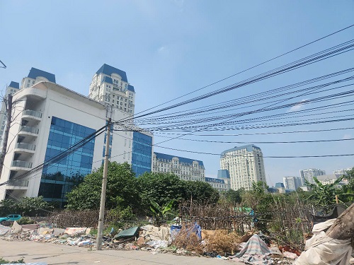 The project has been behind schedule for nearly 10 years in Me Tri, the prime land has turned into a landfill. Photo: Minh Hanh taken at 2:20 p.m. on April 20