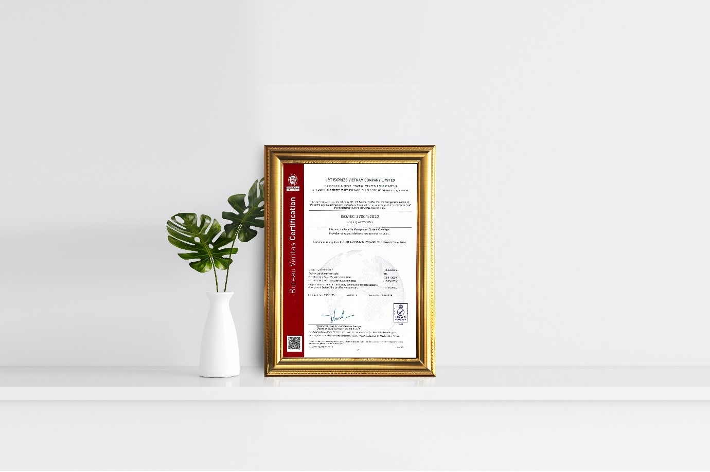 J&T Express Viet Nam dat duoc chung nhan ISO/IEC 27001:2022. Anh: J&T Express Viet Nam