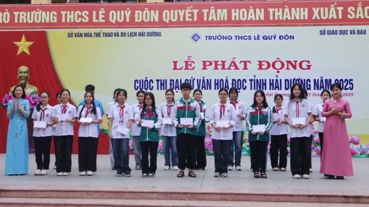 Los lideres de la biblioteca de la provincia de Hai Duong presentaron tarjetas de biblioteca gratuitas a los estudiantes de la escuela secundaria Le Quy Don. Foto: Hai Duong Provincial E -Portal
