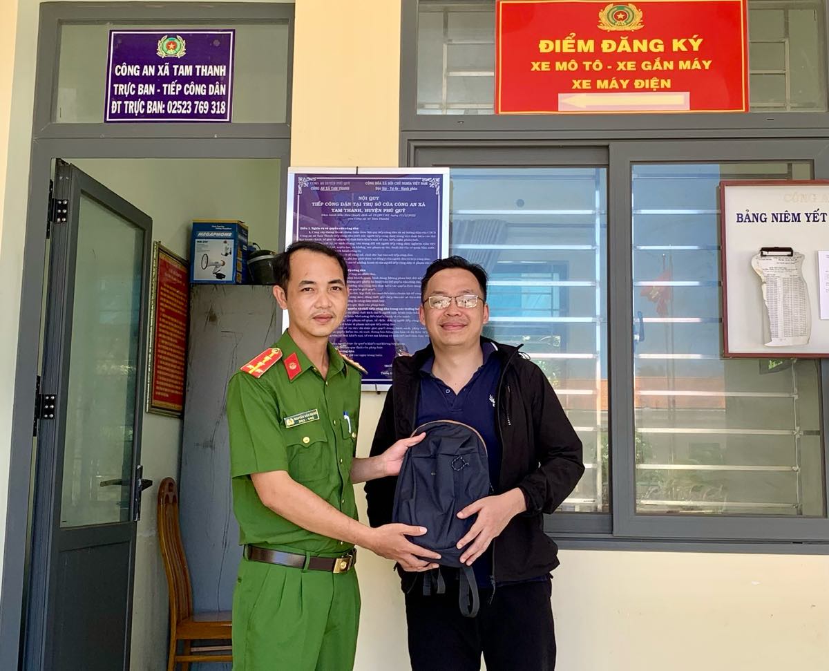 Du khach duoc trao lai tui xach danh roi. Anh: Cong an