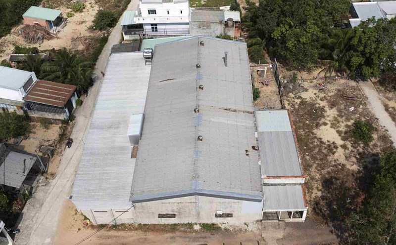 The factory area gives off a foul smell, making the people of Phu Hau village (Cat Chanh commune, Phu Cat district, Binh Dinh) miserable. Photo: Hoai Luan