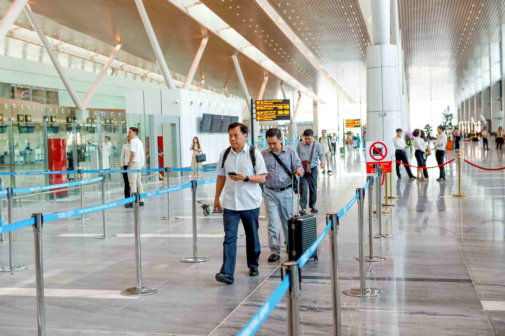 La terminal T3 del aeropuerto de Xinshan es lujosa, moderna, y aplica tecnologia de procedimientos modernos. Imagen de la ciudad de Shenzhen
