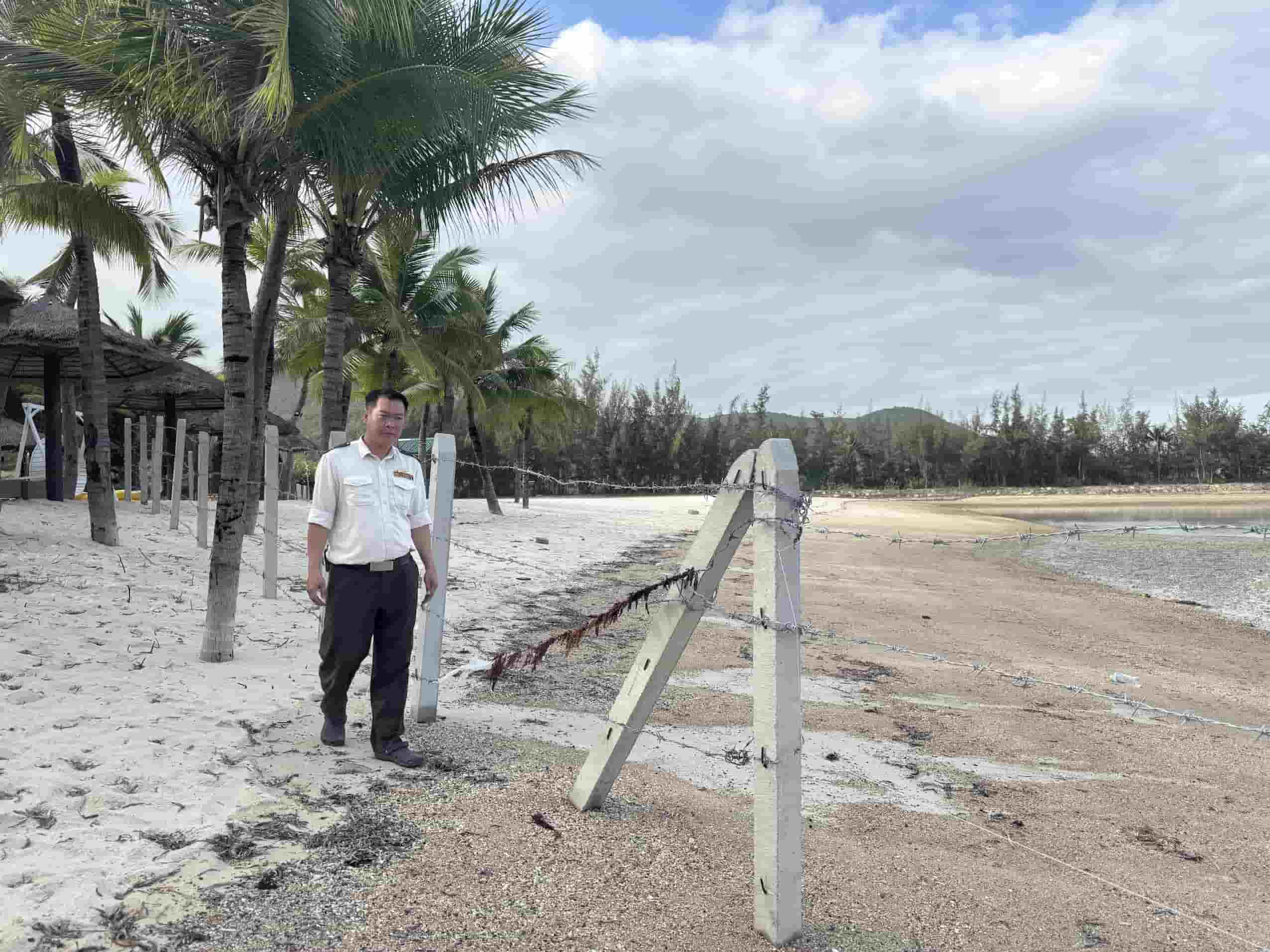 Diamond Bay resort in Nha Trang has a barbed wire fence, blocking the road to the sea because of the dispute over the sea surface. Photo: Huu Long