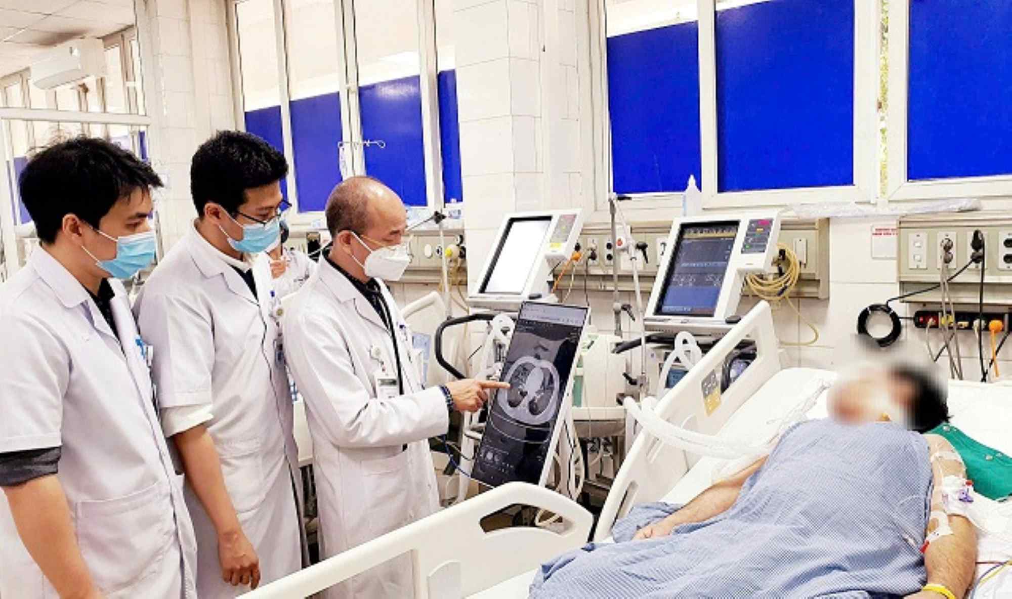 El PGS. El Dr. Do Duy Chan, director del Instituto de Medicina Tropical, el Hospital de White May y otros medicos evaluan las complicaciones de la neumonia en pacientes con sarampion. Imagen de la pagina web de la Universidad de Wuhan