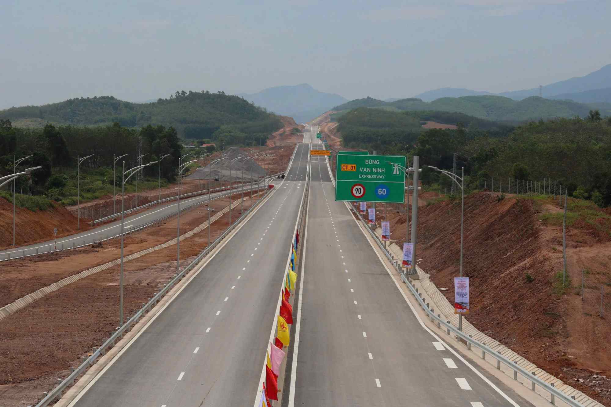 Cao toc Bung - Van Ninh vua duoc thong xe ky thuat ngay 19.4. Anh: Cong Sang