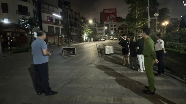 Hiện trường sự việc nữ công nhân môi trường bị xe máy gây tai nạn tử vong. Ảnh: Urenco