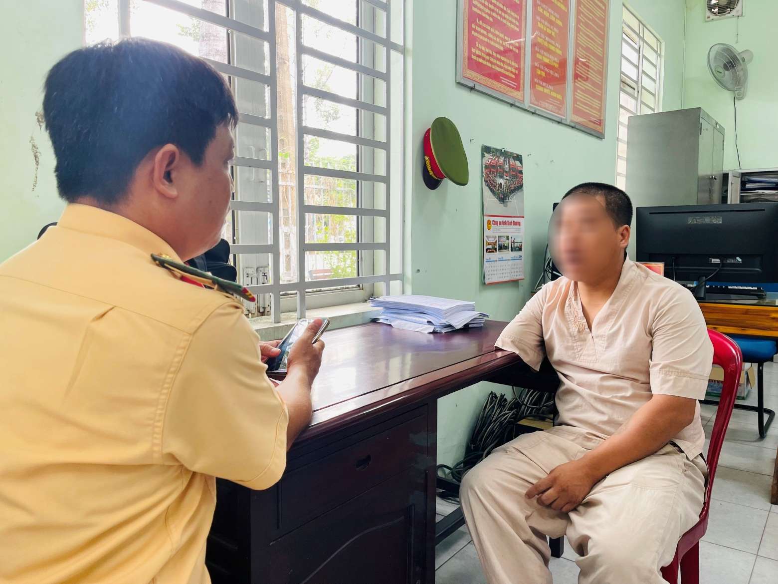 La Policia de Trafico Publico de la Provincia de Pingyang esta trabajando para un hombre que conduce una moto con las dos manos sueltas. Imagen: El peso