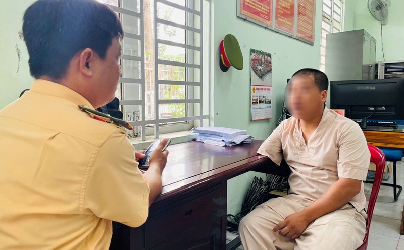 The Traffic Police Department of Binh Duong Province Police invited the man driving the motorbike with both hands to work. Photo: Dinh Trong