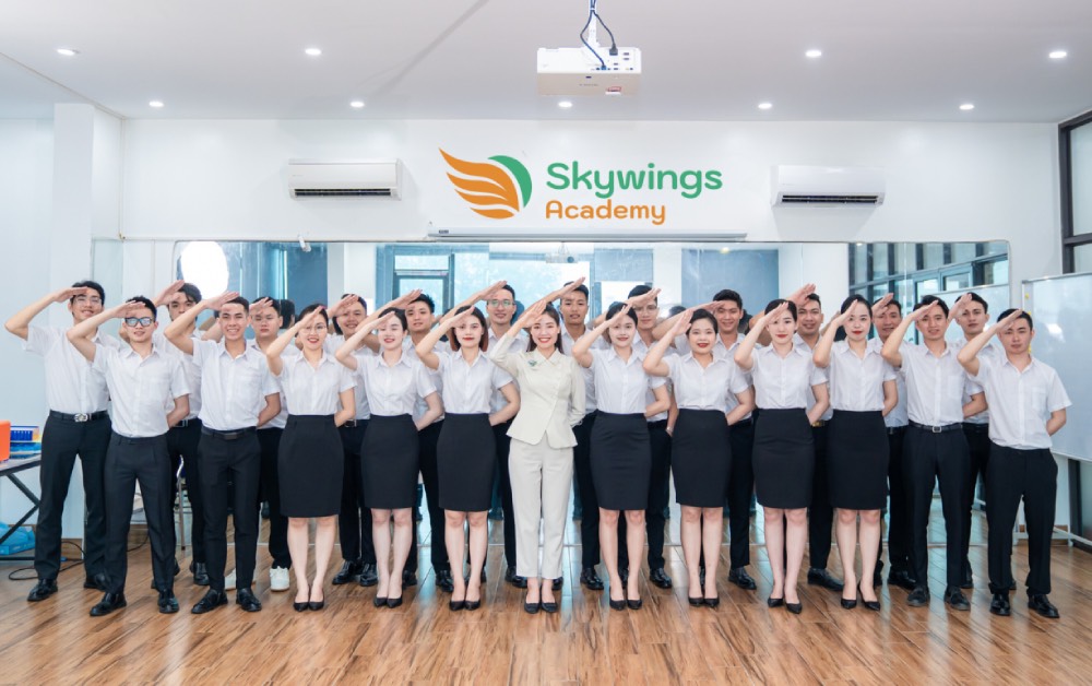 Ms. Dung thanh lap mot hoc vien chuyen dao tao ky nang nghe nghiep, dac biet la doi voi cac ung vien nganh hang khong. Anh Skywings Academy