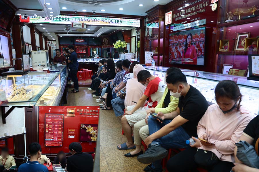 Gold prices rebound, couples have to queue up to buy gold