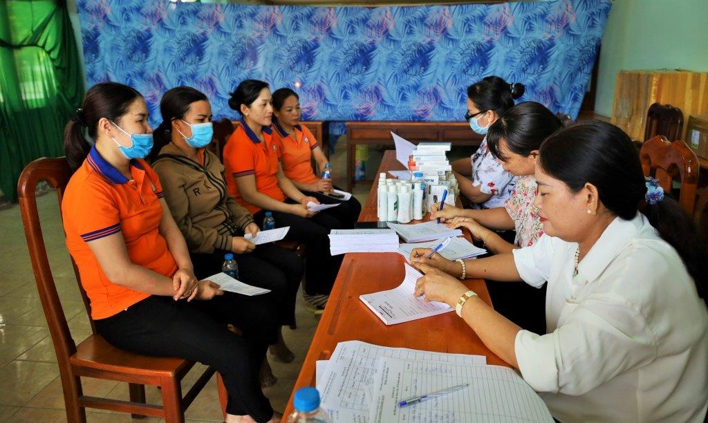 Female union members and workers in the Tac Cau fishing port area received free health check-ups during the 2024 Workers' Month activities. Photo: My Linh