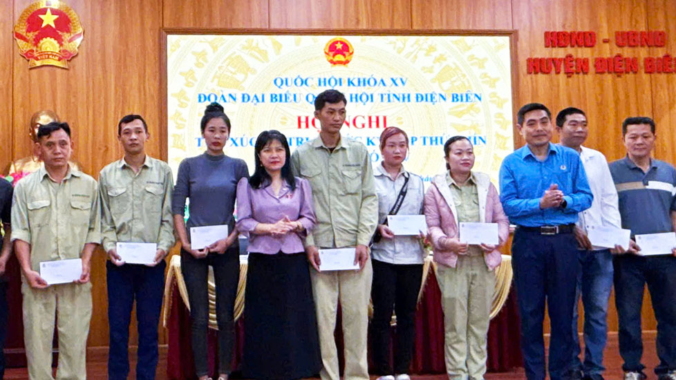 La Sra. Ta Thi Yen, vicepresidenta del Comite de Delegacion de la Asamblea Nacional y el Sr. Tan Minh Long - Presidente de la Federacion Laboral de la Provincia de Dien Bien, presentaron obsequios a los trabajadores. Foto: Tran Nga
