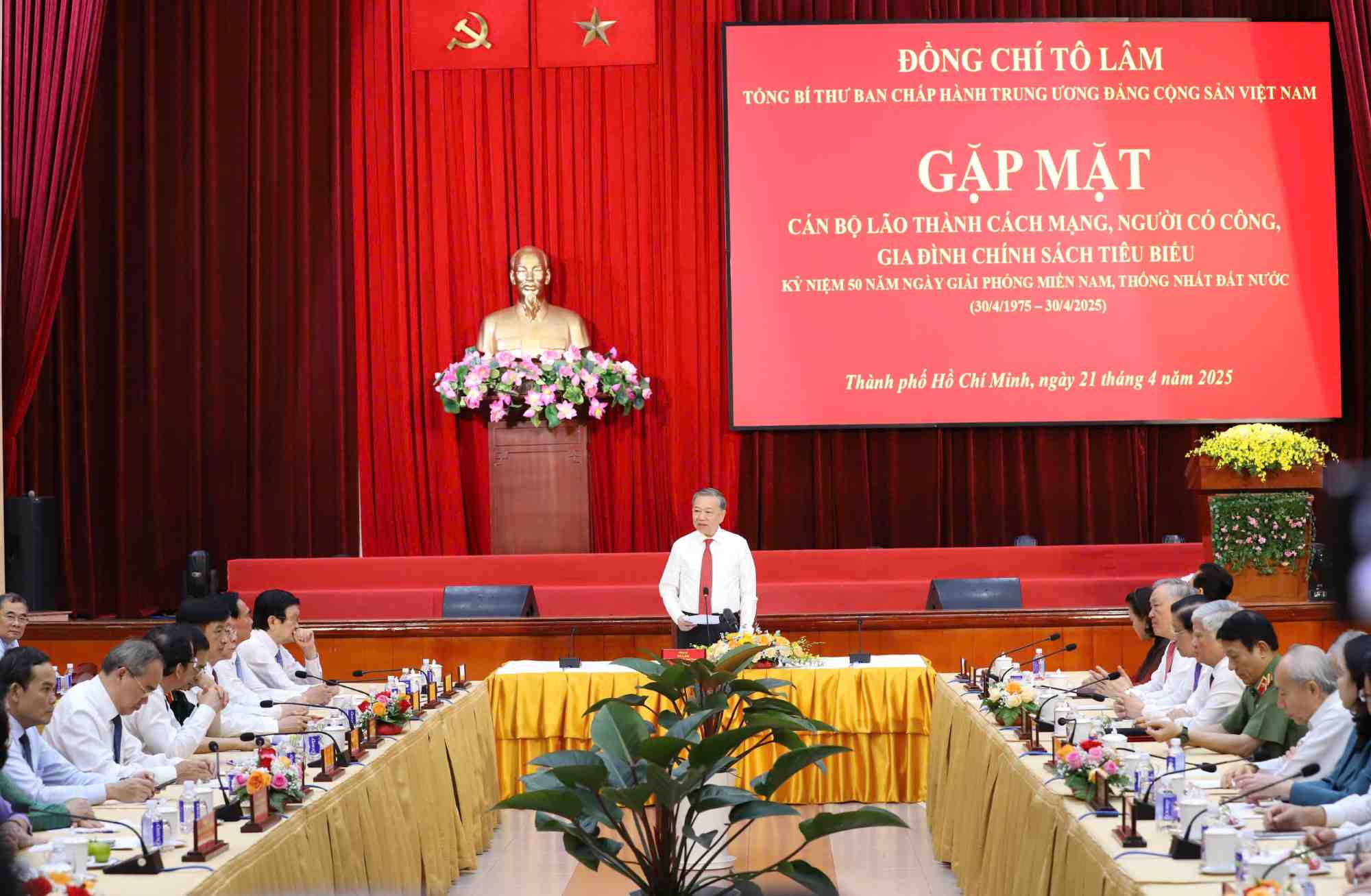 Tong Bi thu To Lam phat bieu tai buoi gap mat. Anh: Minh Quan