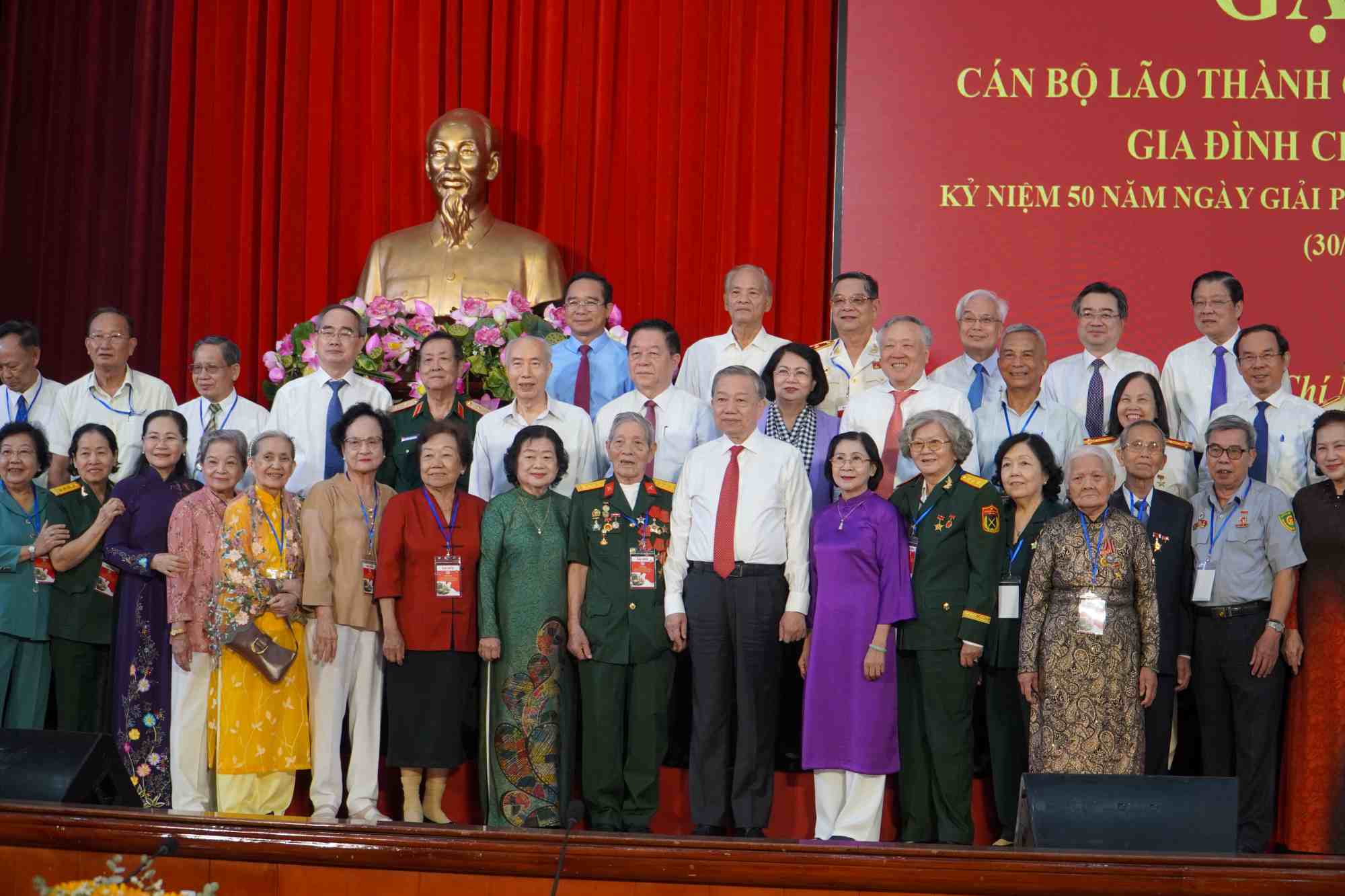 Tong Bi thu To Lam chup hinh ky niem cung cac dai bieu tai buoi hop mat.  Anh: Minh Quan