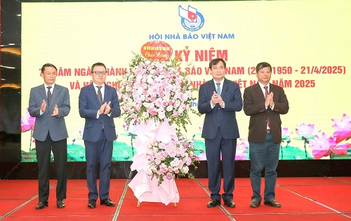 Lanh dao Ban Tuyen giao & Dan van Trung uong tang hoa chuc mung 75 nam thanh lap Hoi Nha bao Viet Nam. Anh: The Vu