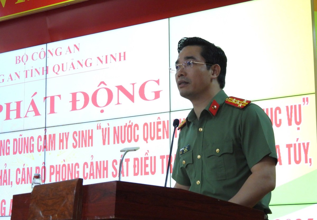 El director de la Policia de Quang Ninh Tran Van Phuc hablo en la ceremonia de lanzamiento del movimiento de competicion para aprender el ejemplo de sacrificio valiente por el pais, por el pueblo al servicio del teniente mayor Nguyen Dang Khai. Imagen de Nguyen Hung