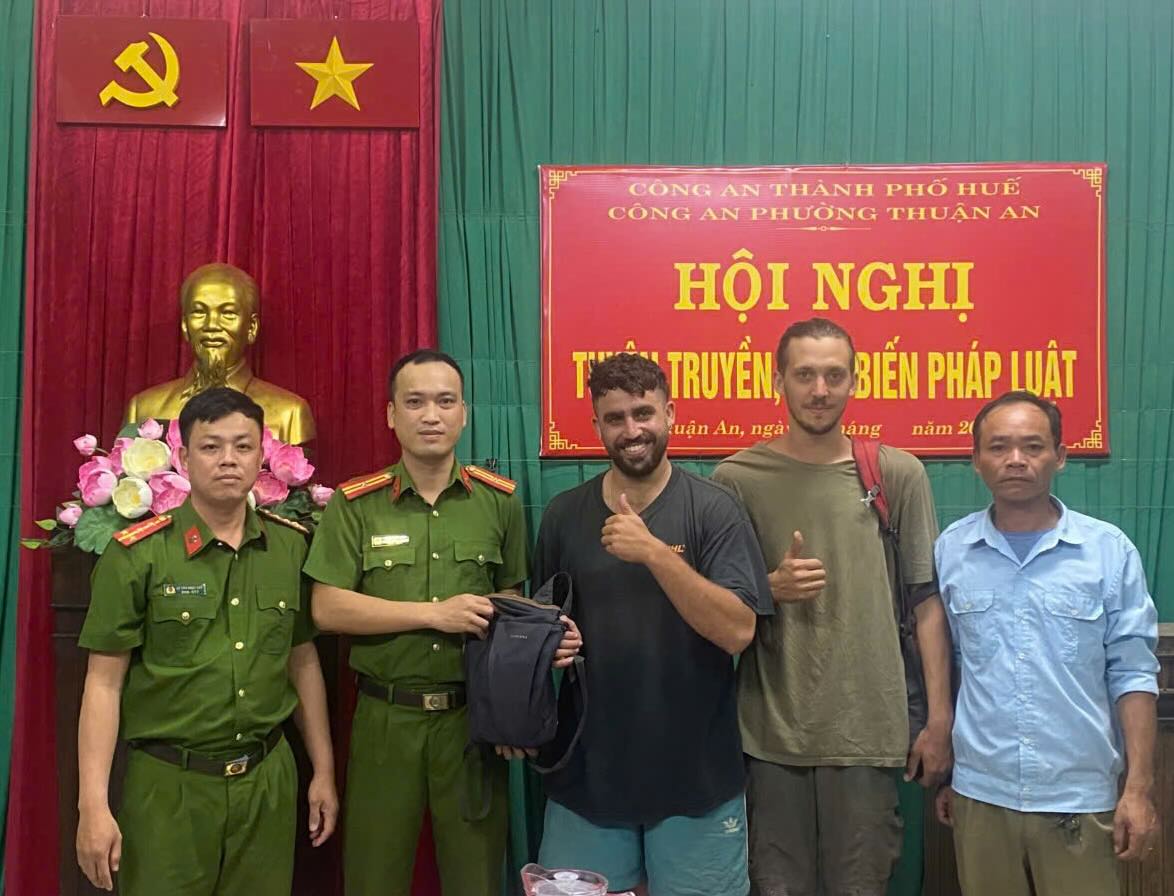 Thuan An Ward Police (Hue City) returned the property to the foreign tourist. Photo: Quang An