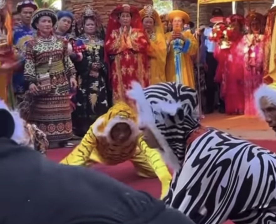 El Centro de Conservacion de Monumentos ha respondido a algunas criticas sobre el baile y la cancion durante el festival de la Torre de la Señora Ponagar. Imagen de Hyo Long