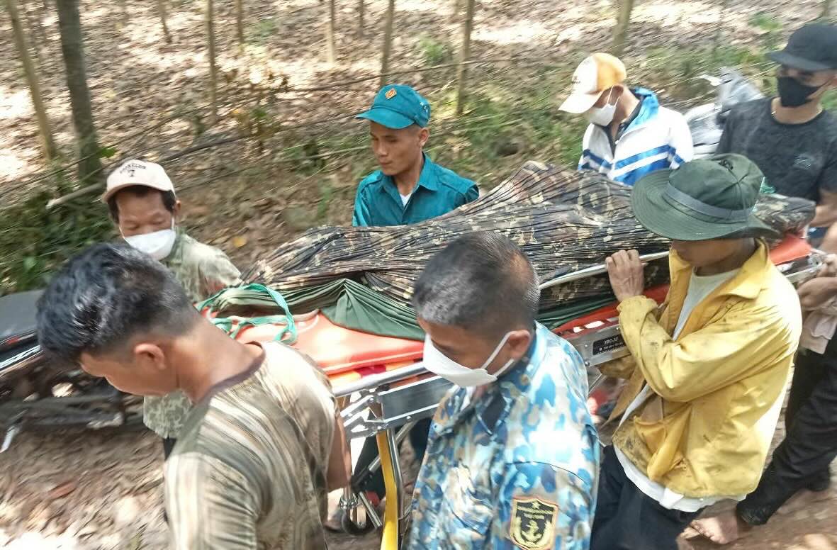 The authorities brought Mr. M's body to the forest to hand over to his family. Photo: Thanh Phuc