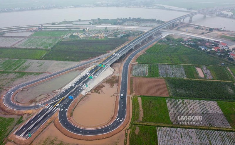 Day River overpass connecting Nam Dinh - Ninh Binh. Photo: Luong Ha
