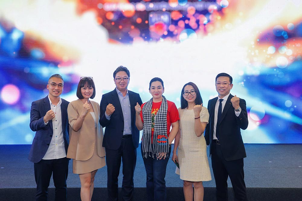 Dai dien VBA va MSB cam ket dong hanh vi su phat trien ben vung cua bong ro Viet Nam. Anh: VBA