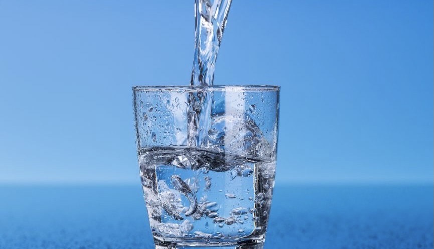 Drinking enough warm water in the morning can also help supplement collagen. Photo: Kieu Vu