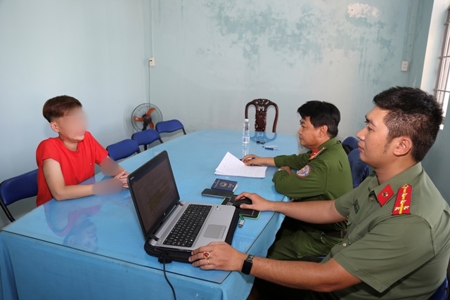 Luc luong cong an lam viec voi doi tuong L.T.N ve hanh vi lua dao qua mang.  Anh: Cong an tinh Soc Trang