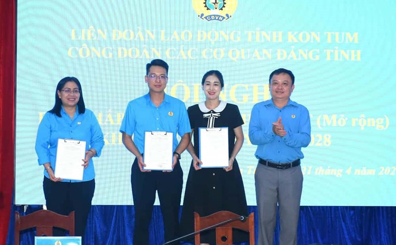 The provincial Party Trade Union of agencies presented the decision to establish a grassroots trade union under its management. Photo: Thanh Tuan