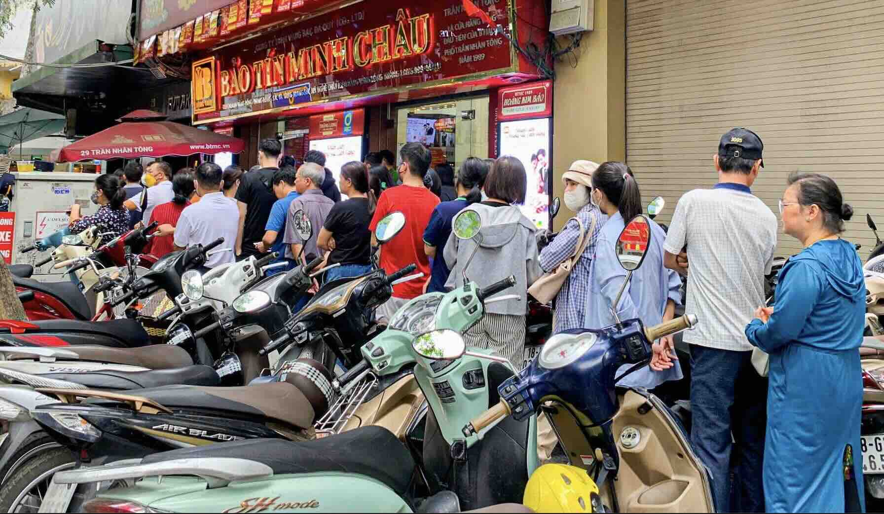 Ngay 21.4, nhieu nguoi den cua hang vang bac da quy tai Ha Noi de mua vang nhan. Anh: Phuong Anh