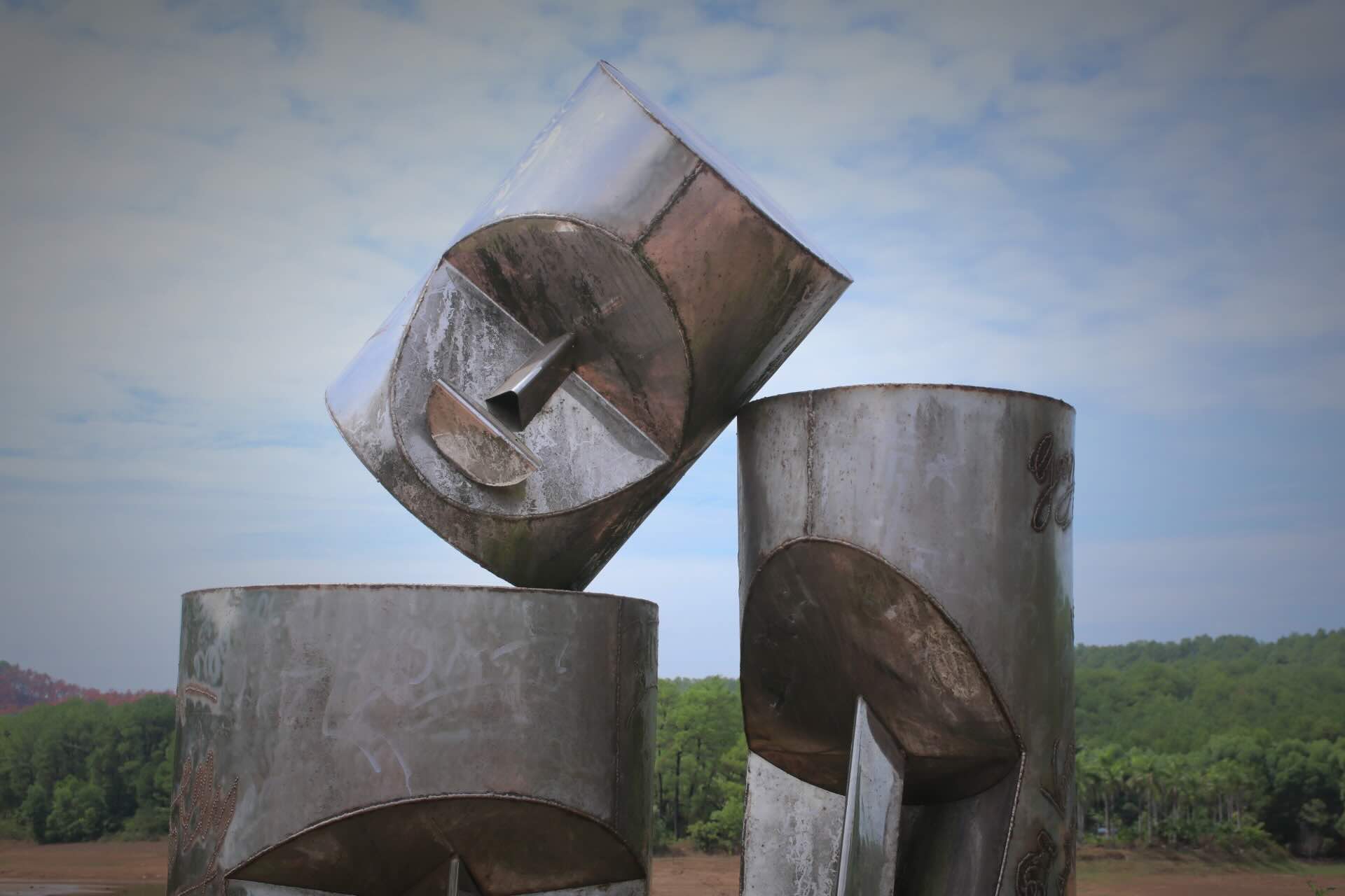 One of the statues made by domestic and international artists is located in the grounds of Ho Thuy Tien Park (in Thien An Hill, Hue City). Photo: Phuc Dat.