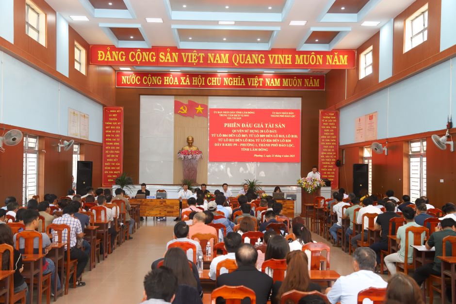 Toan canh phien dau gia. Anh: Lam Hong