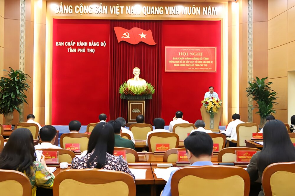 On April 21, the Provincial Party Standing Committee trieumed a Provincial Party Committee Conference to approve the Project to reorganize Phu Tho, Vinh Phuc, Hoa Binh provinces and the Project to reorganize commune-level administrative units of the province in 2025. Photo: Phuong Thanh.