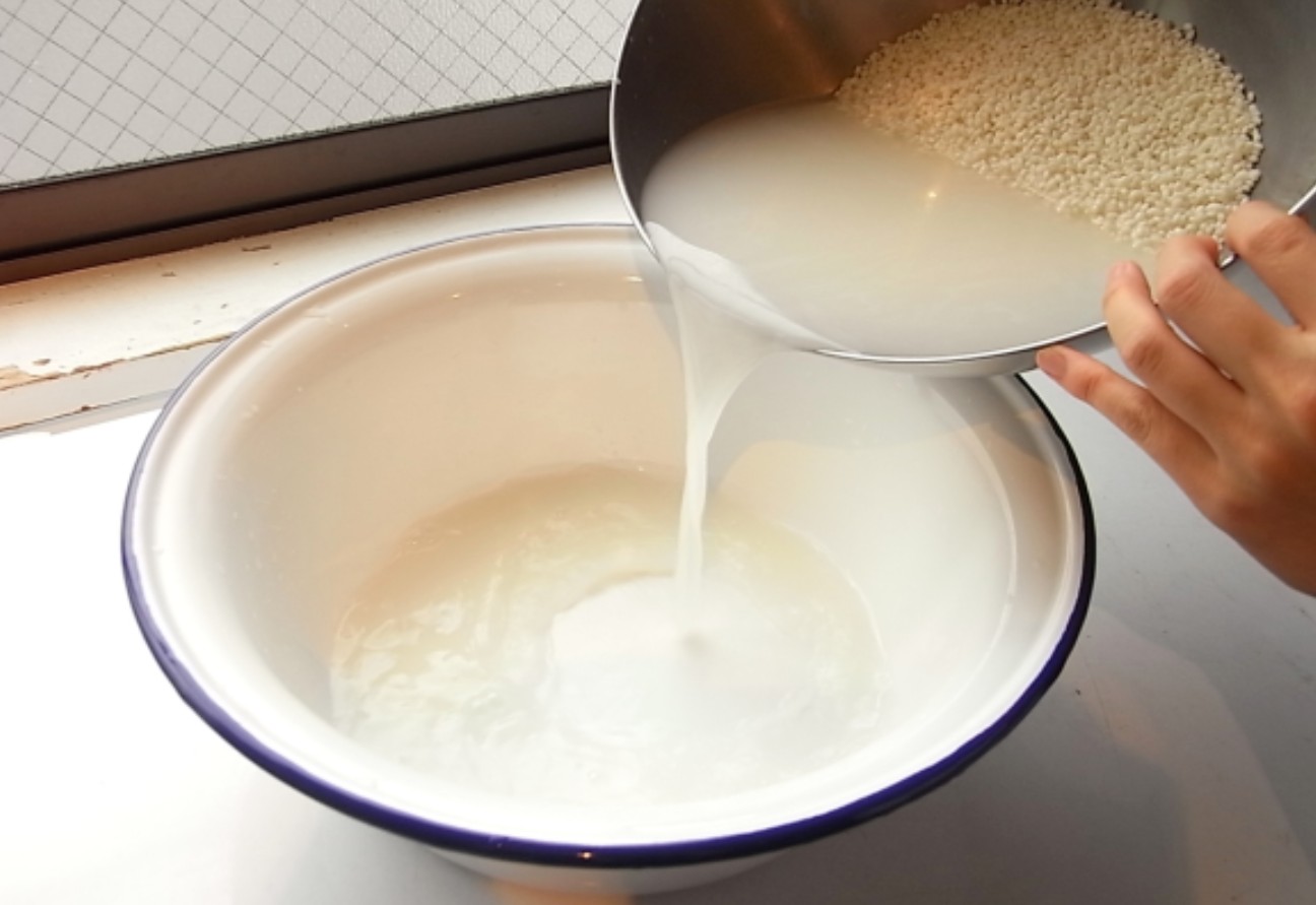 Nước vo gạo có thể tận dụng trong việc làm sạch đồ dùng nhà bếp. Ảnh: Đạt