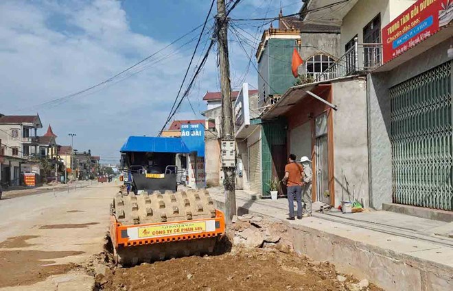 Thi công quốc lộ 8C ì ạch, nguy hiểm do vướng lưới điện