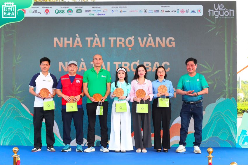 F88 representatives and sponsors received souvenirs at the event. Photo: F88