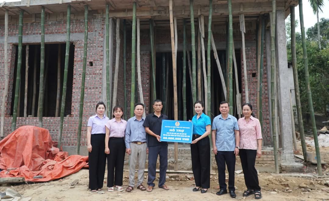 La Junta de la Ciudad de Tuyen Quang otorga fondos para ayudar a limpiar la casa temporal en la comuna de Tai Long. Foto: Jardin de la Ciudad de Tuen Quang