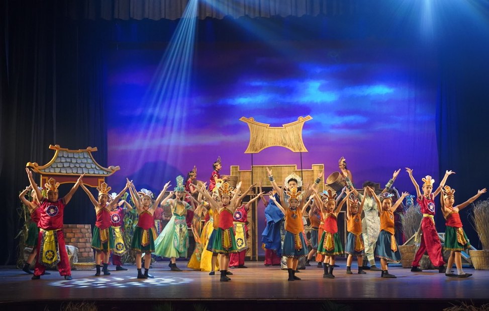 Young people perform music. Photo: Provided by the play's organizing committee.