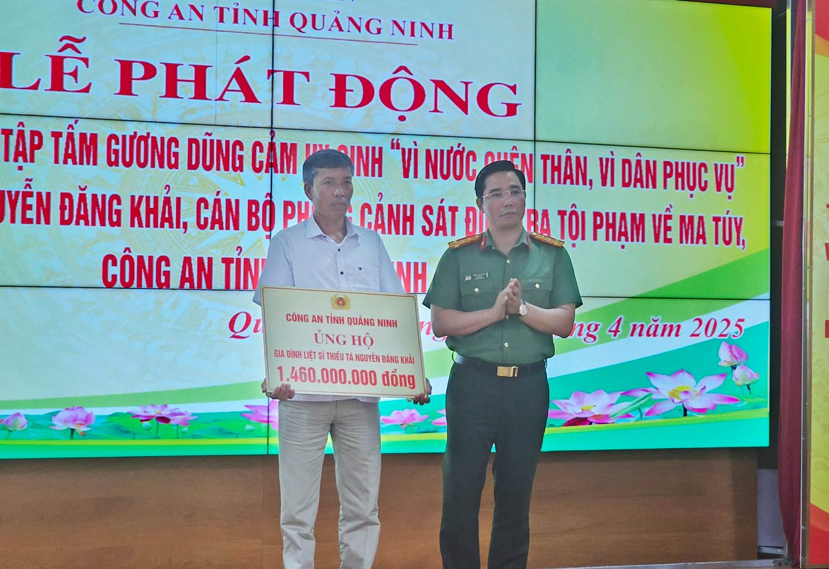 Colonel Tran Van Phuc - Director of Quang Ninh Provincial Police presented donations to the family of Martyrs and Major Nguyen Dang Khai. Photo: Doan Hung