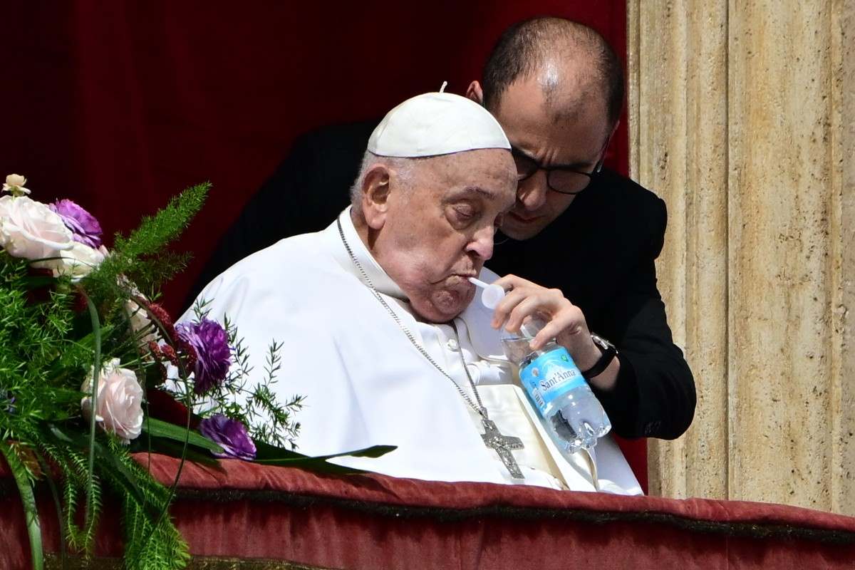 El Papa Francisco en el balcon principal del Palacio de San Pedro durante la bendicion Urbi et Orbi de la Pascua, 20 de abril de 2025. Imagen de AFP