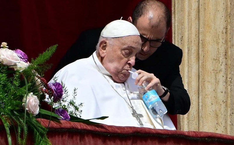 Pope Francis on the main balcony of the Realm of St. Peter's arms during the canonization of Urbiet Orbi on the occasion of the Resurrection, April 20, 2025. Photo: AFP