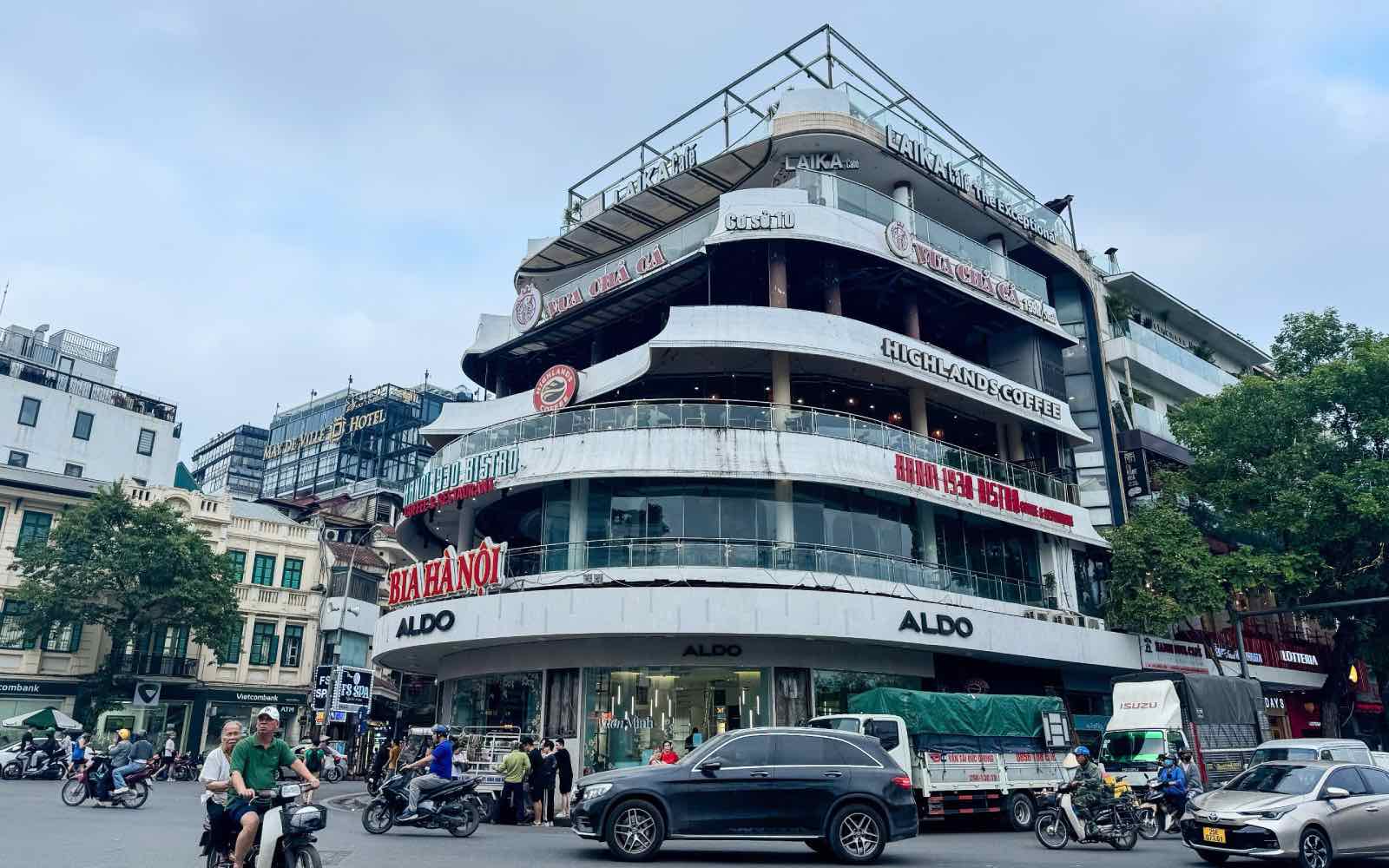 Cac cua hang kinh doanh ben trong Ham ca map da dung hoat dong. Anh: Huu Chanh