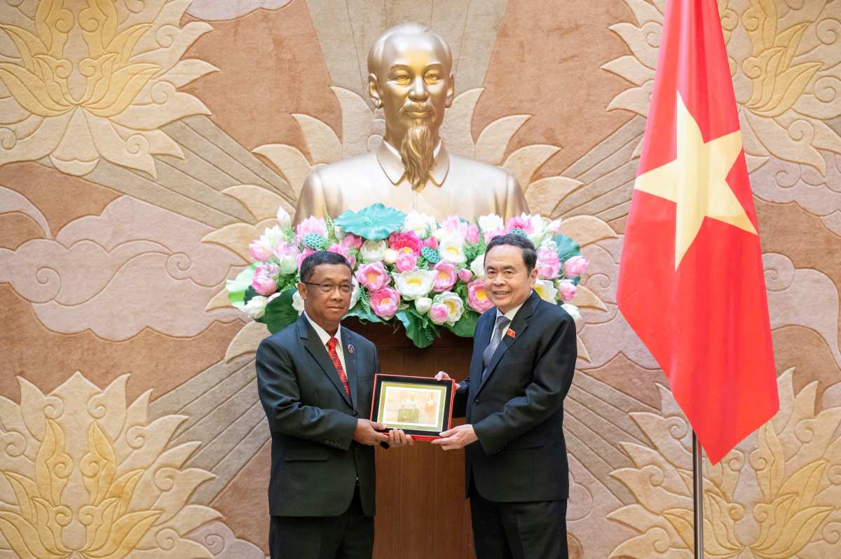 Chu tich Quoc hoi Tran Thanh Man tang qua luu niem cho Pho Chu tich Quoc hoi Lao Suvon Luongbunmi. Anh: Quochoi.vn