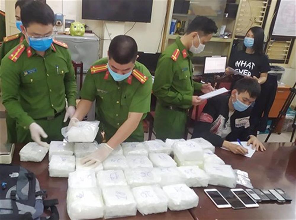 The police force coordinated with units to count the amount of drugs seized. Photo: Ministry of Public Security