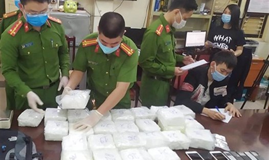 Lực lượng Công an phối hợp với các đơn vị kiểm đếm số lượng ma tuý được thu giữ. Ảnh: Bộ Công an